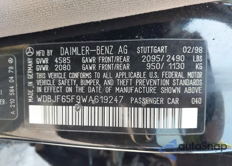 1998 Mercedes-Benz E 320 z USA, uszkodzony, nr VIN WDBJF65F9WA619247